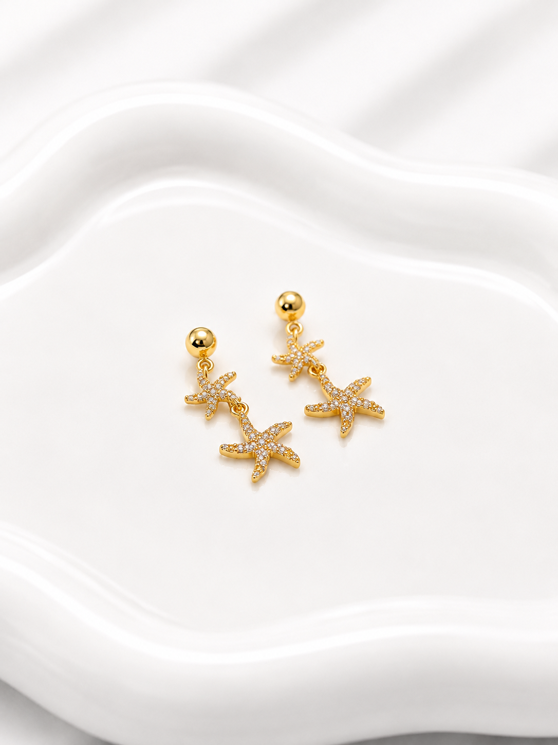 Broquel Doble estrella de mar circonea  oro laminado