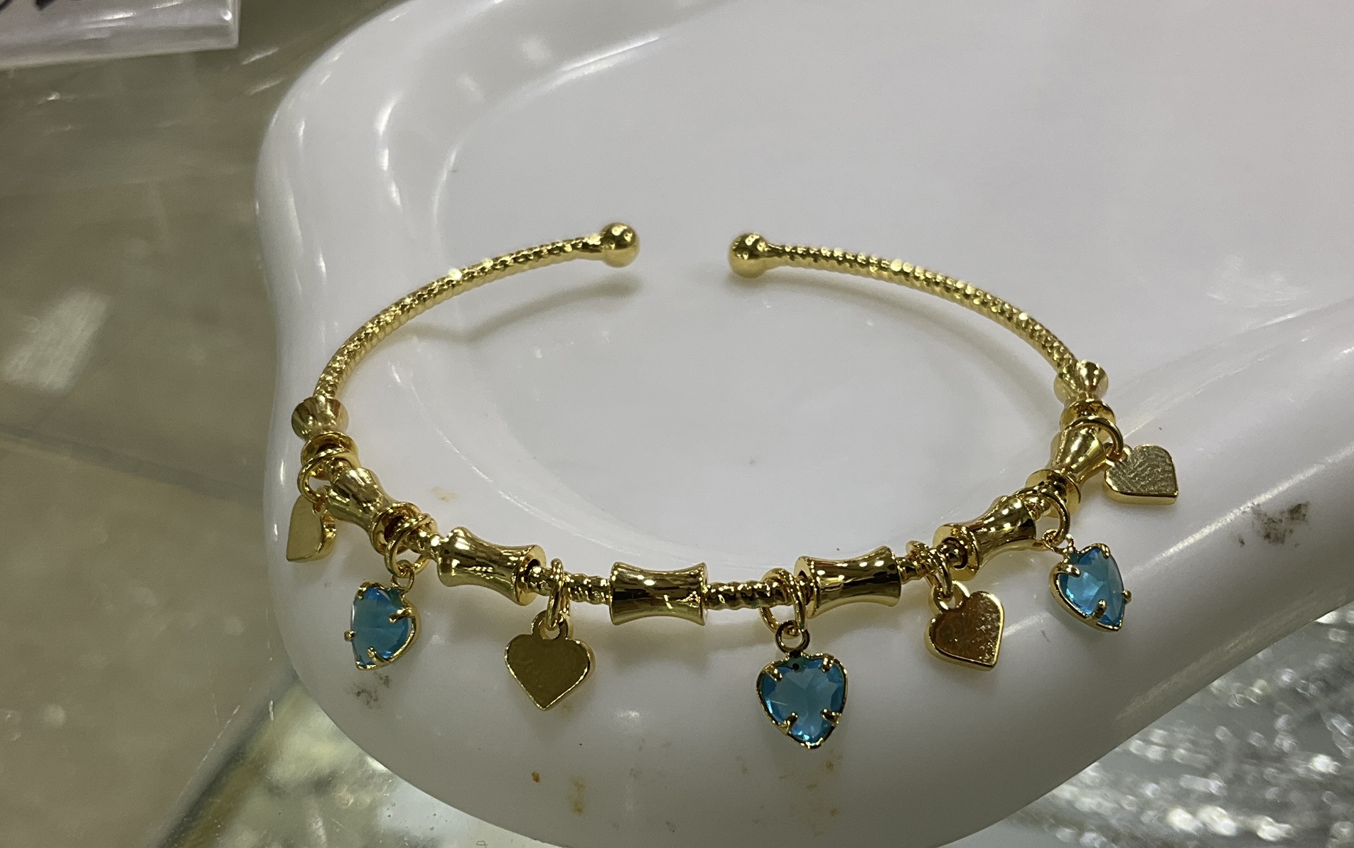 Brazalete Corazones piedra azul y lisos dorados oro laminado