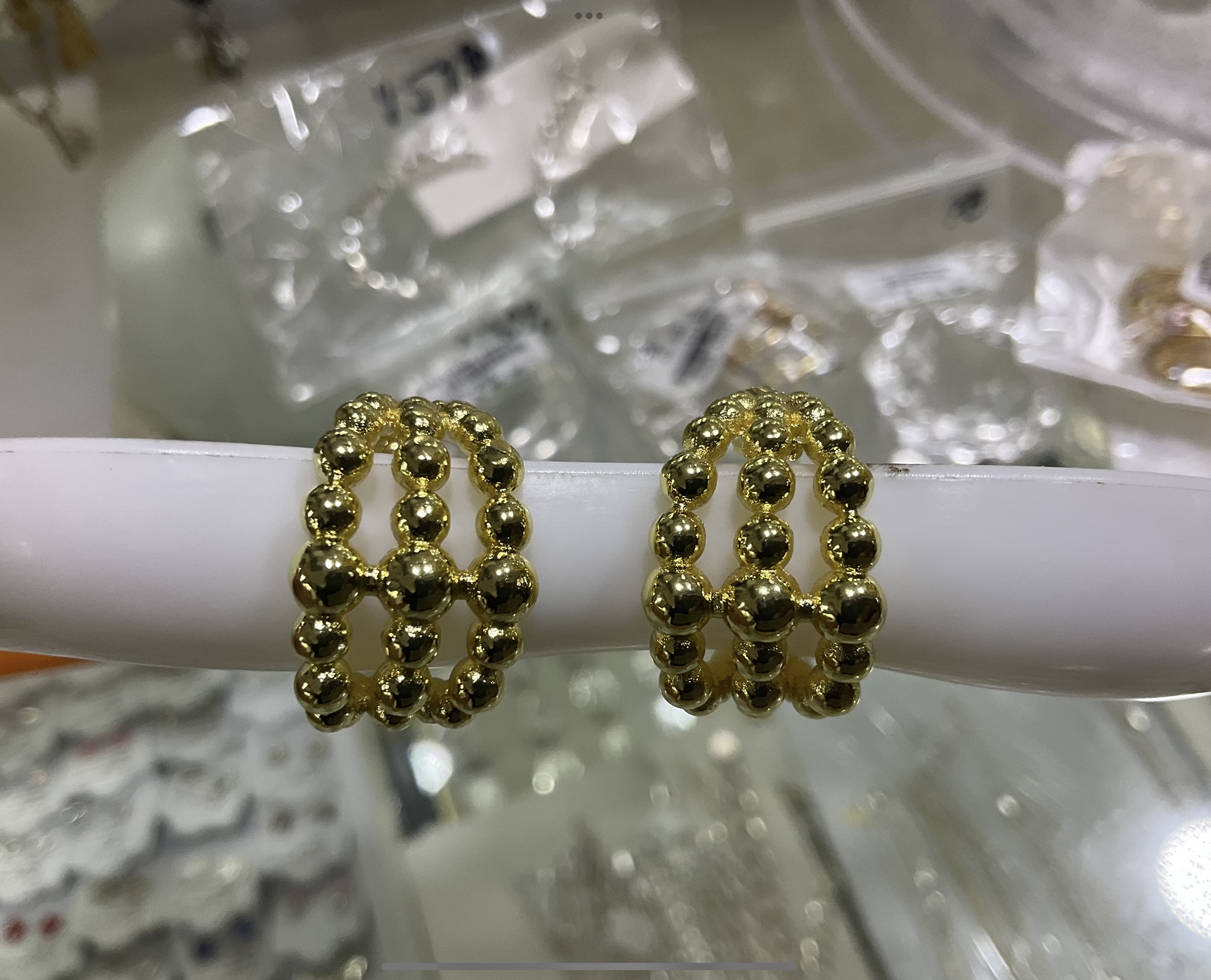Arete Tres columnas curvas de esferas oro laminado