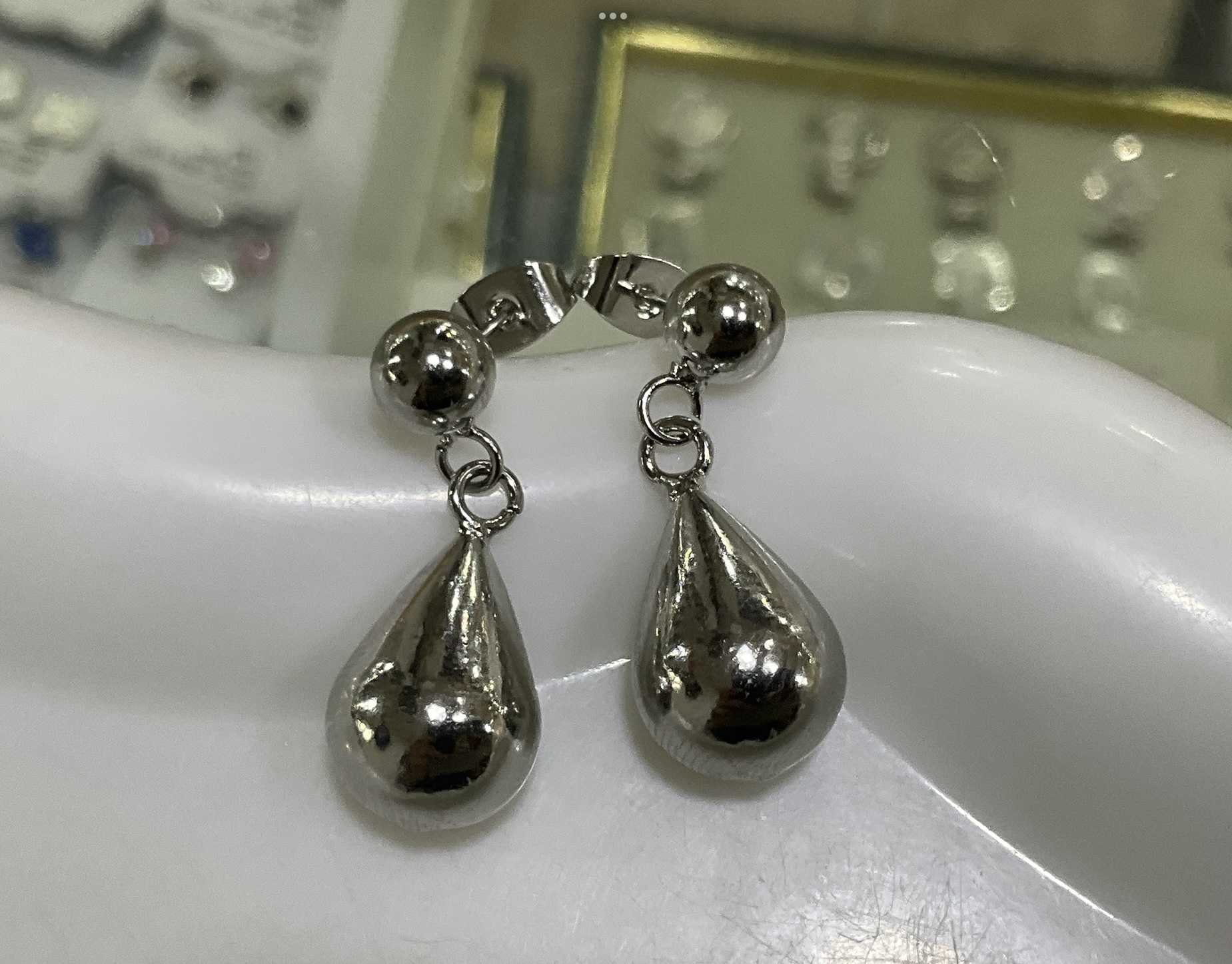 Arete Colgante Forma gota y esfera  rodio