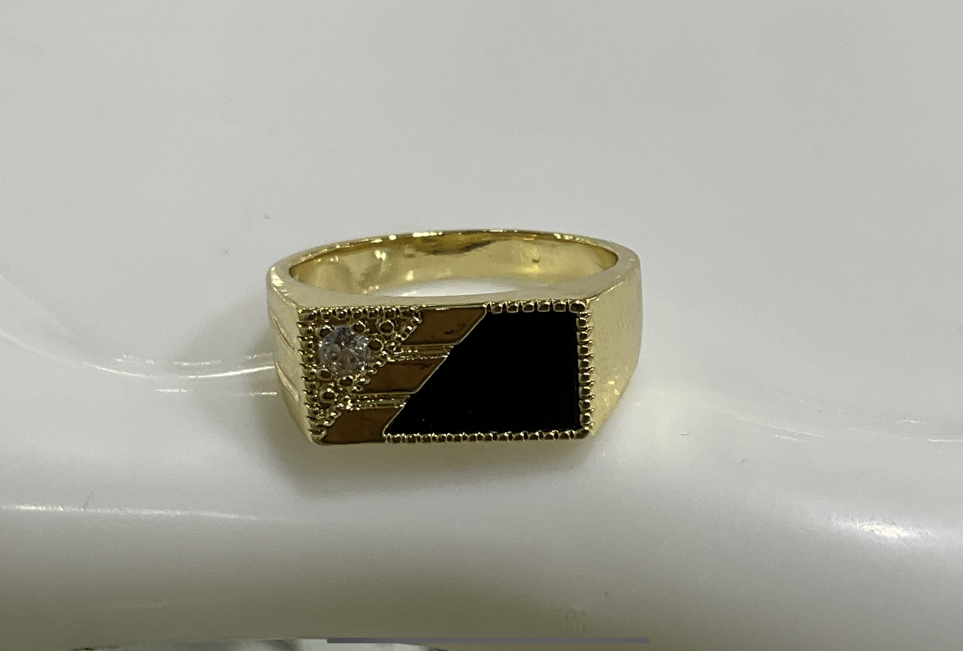 Anillo Rectangular esmalte negro y zirconia  oro laminado
