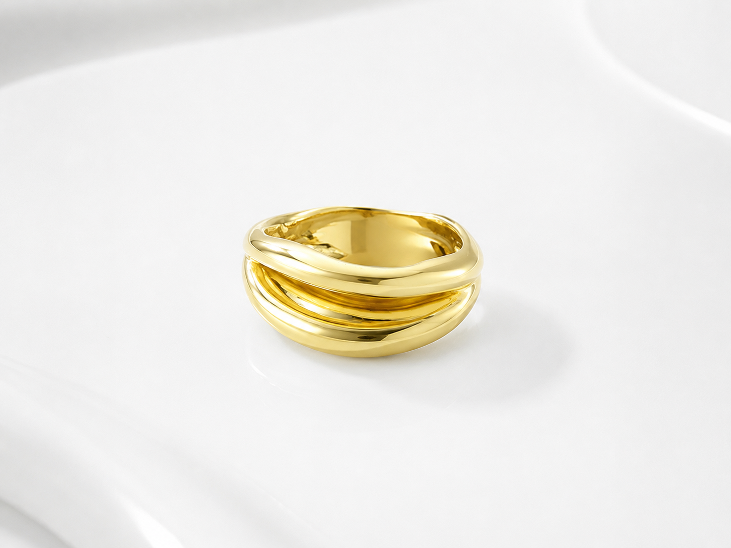 Anillo Liso entrelazado  oro laminado