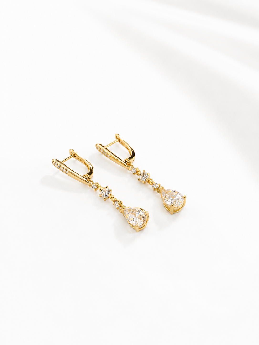 Arete Largo circoneas gota blanca  oro laminado
