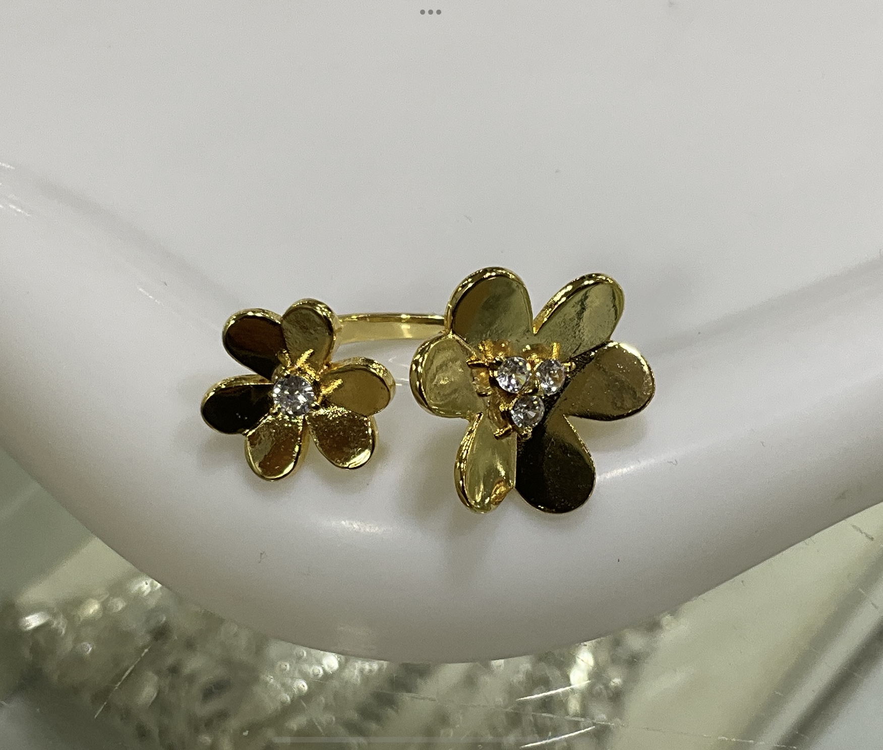Anillo Flor con zirconia oro laminado