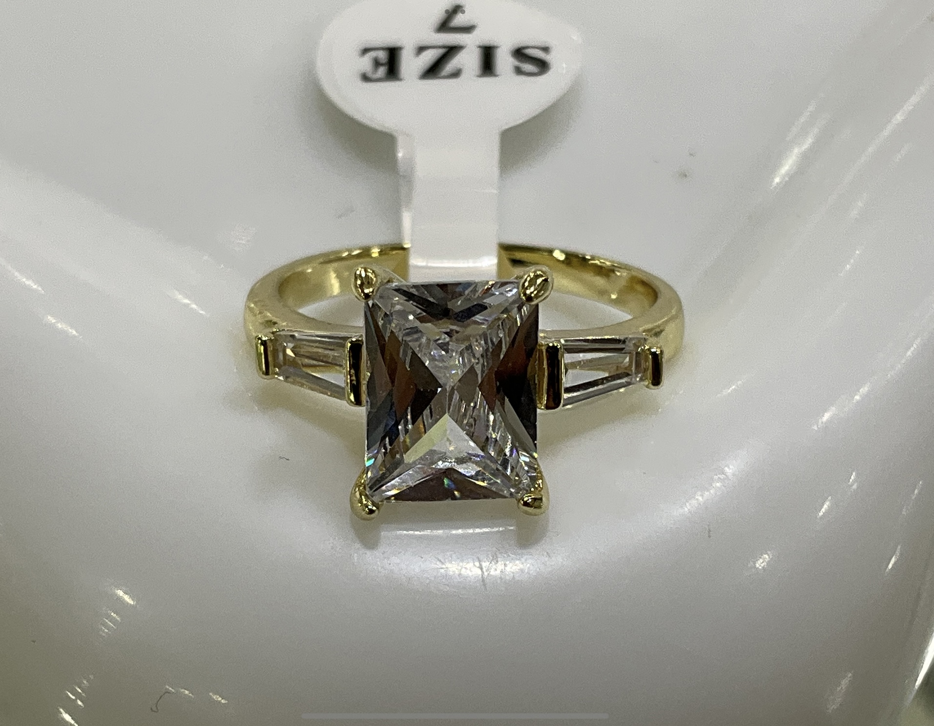 Anillo Piedra blanca corte cuadrado  oro laminado