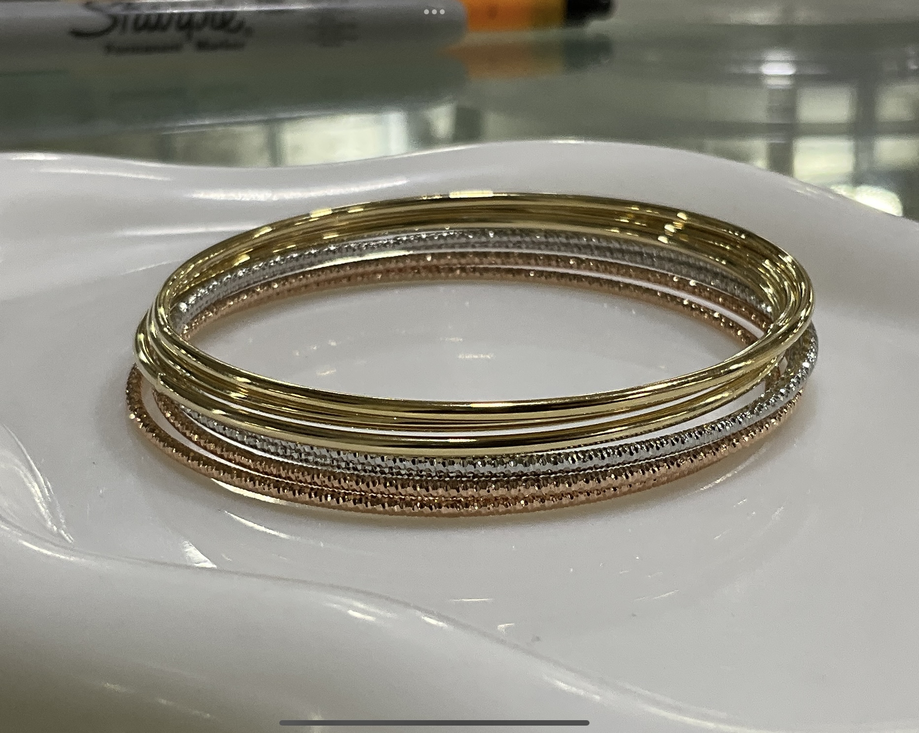 Brazalete Fin de semana, dorado liso y rosa y gris texturizado  oro laminado